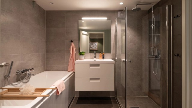 Pent flislagt bad i underetasjen på 6,5 kvm med varme i gulv og downlights i himling. På våtrommene i huset er alle sluk byttet, ny membran og klemring benyttet