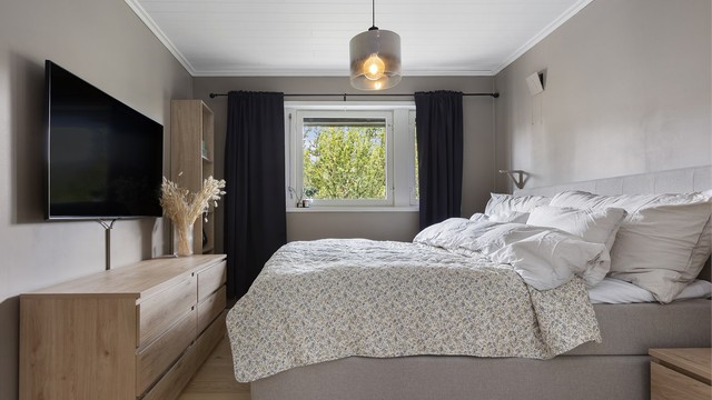 Rommet har plass til dobbeltseng og oppbevaringsmøbler.