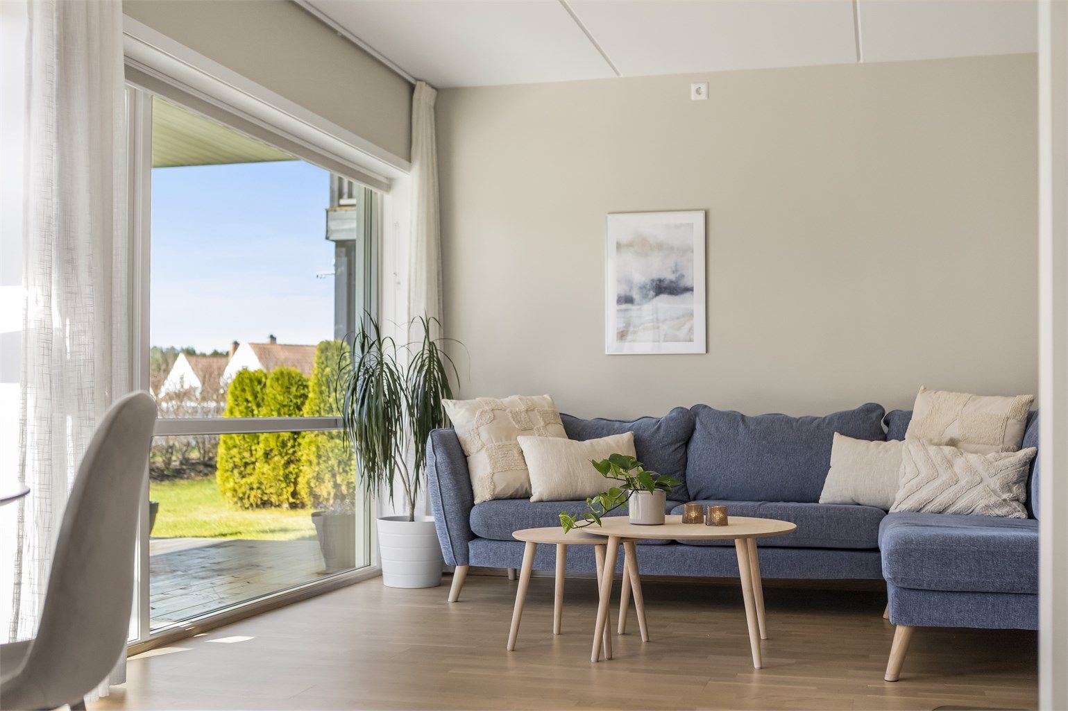 Vinduene er utstyrt med tre-lags isolerglass, som bidrar til boligens energiklasse A.