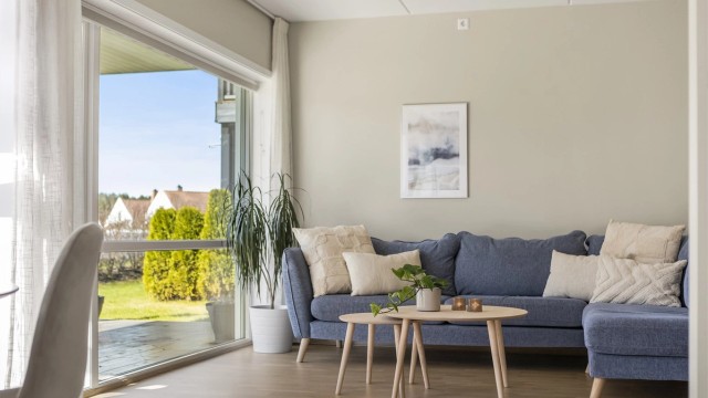 Vinduene er utstyrt med tre-lags isolerglass, som bidrar til boligens energiklasse A.