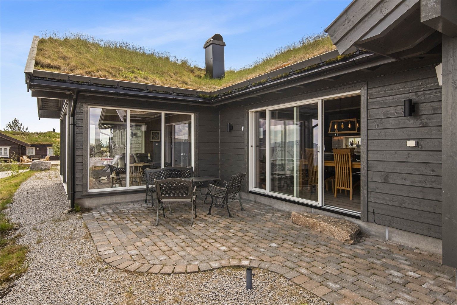 Stensatt terrasse med utgang fra kjøkkenet