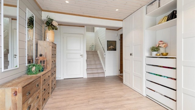 Fra hallen fører trappen opp til boligens sosiale sone i første etasje.