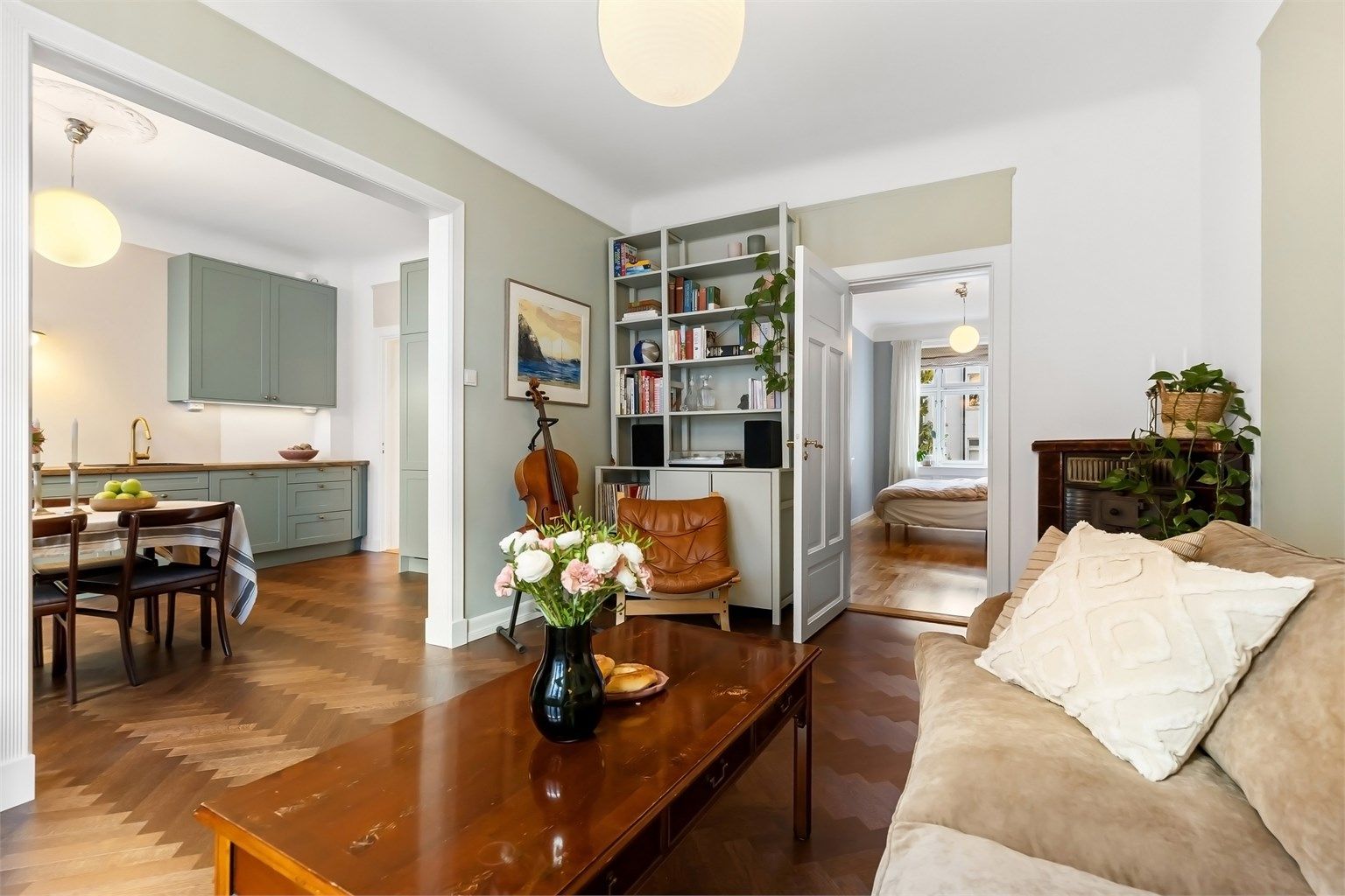 Gjennomgående fiskebensparkett med gulvvarme binder rommene sammen og sikrer en lun komfort.