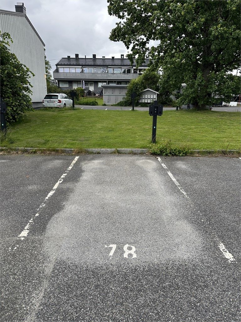 Det medfølger egen parkeringsplass merket med nr. 78, klargjort for elbillader.