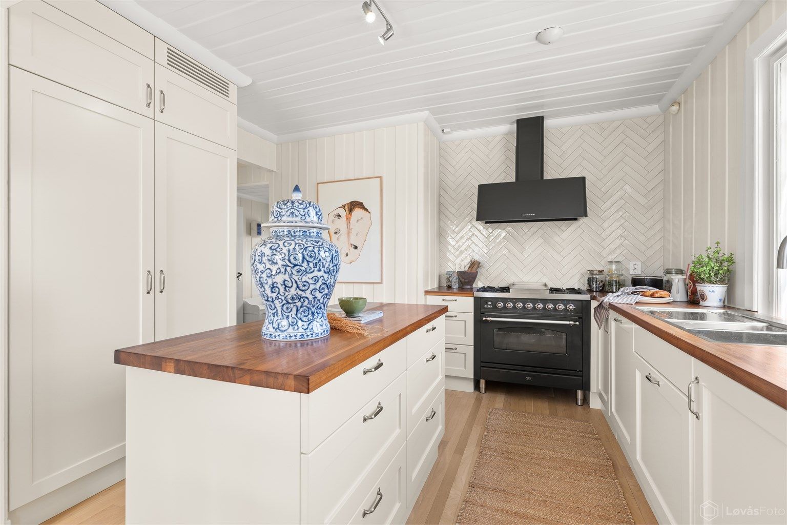  I 2003 ble kjøkkenet oppgradert med ny, skreddersydd kjøkkeninnredning fra Soon Snekkerverksted, samt at innredningen ble ytterligere oppgradert i 2025 med bl.a. nye fronter fra samme snekkerverksted