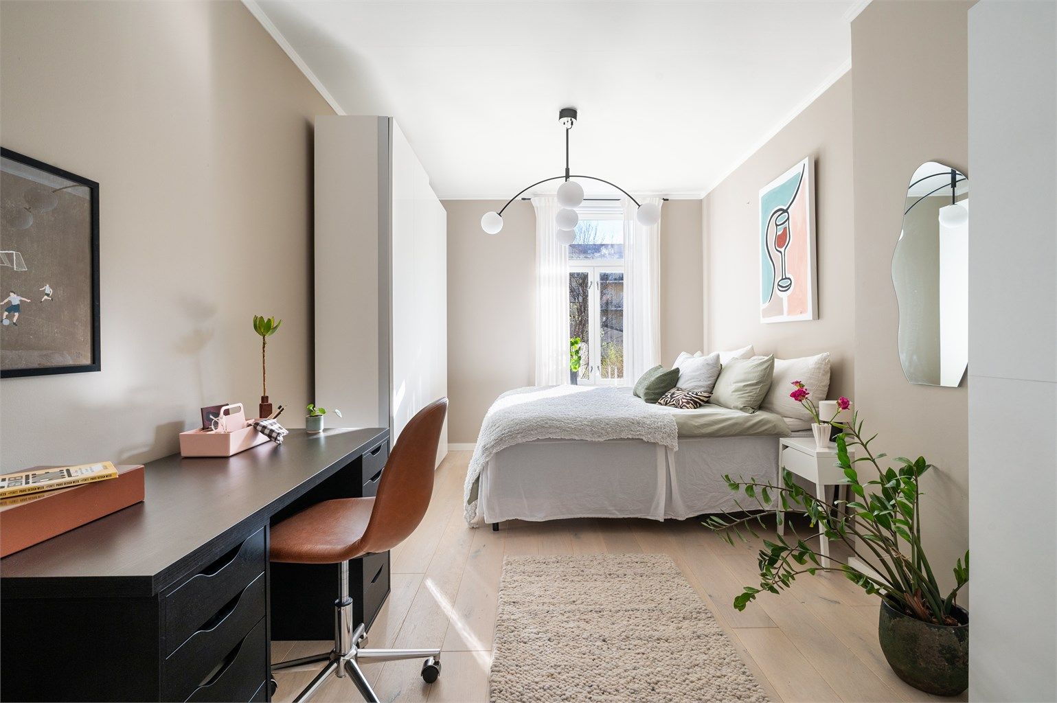 Hovedsoverommet har god plass til dobbeltseng, garderobeskap og en egen kontorplass.