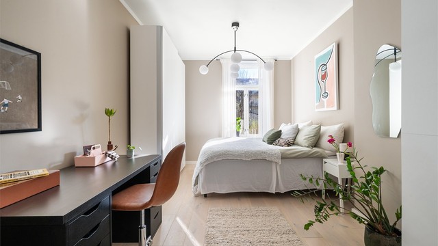 Hovedsoverommet har god plass til dobbeltseng, garderobeskap og en egen kontorplass.