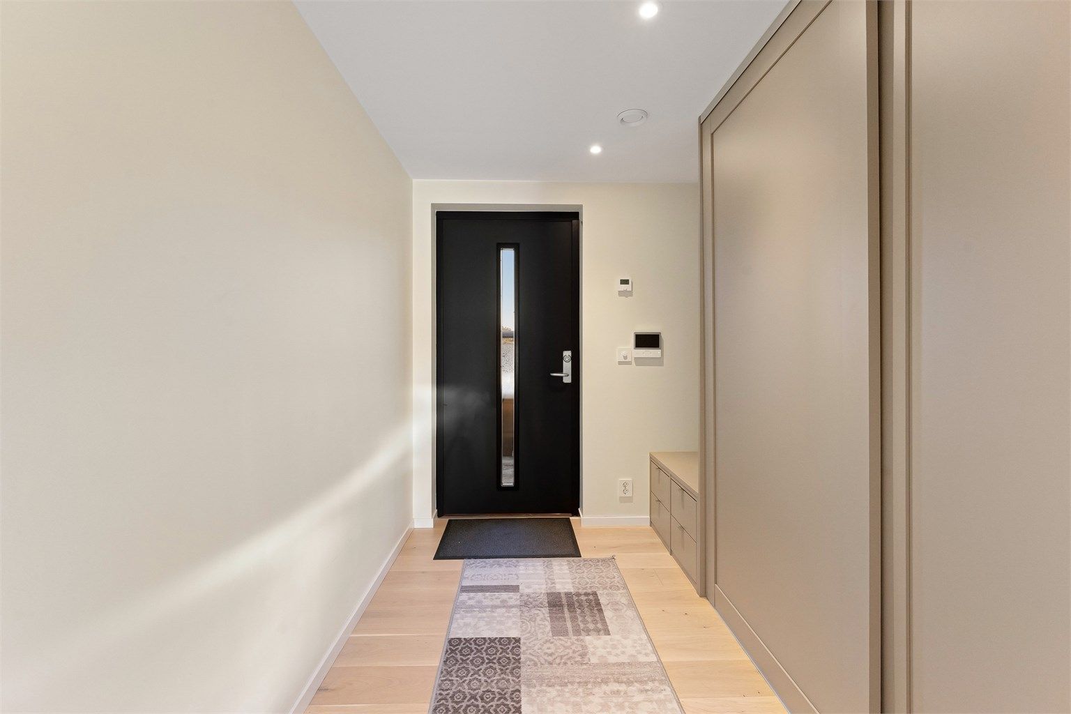 Entrè med integrerte garderobeløsninger