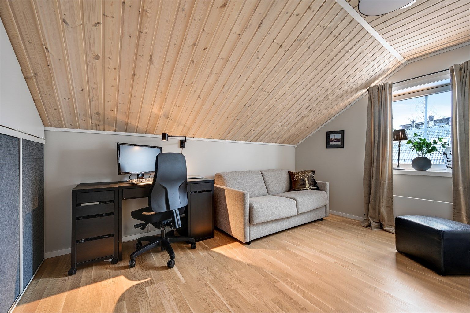 Romslig soverom med god plass til dobbeltseng og tilhørende møblement. 