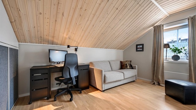 Romslig soverom med god plass til dobbeltseng og tilhørende møblement.