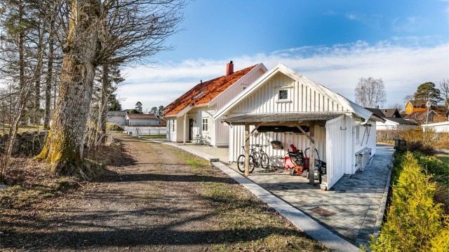 I bakkant av garasjen er det oppført skjul der hageredskaper, sykler eller ved kan oppbevares under tak.