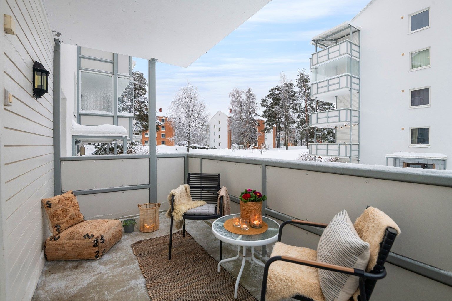 Velkommer til Bergkrystallen 14 i denne flotte 2-roms leiligheten med solrik balkong og perfekt beliggenhet! Presentert av Christoffer S. Akerjordet og Krogsveen Nordstrand