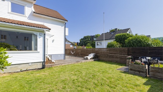 Utgang til terrasse og hage fra stuen.