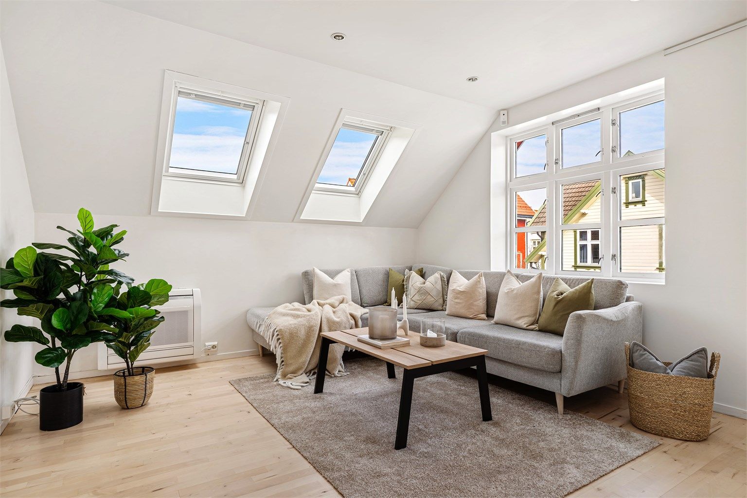 Slipt parkett på gulv, mens vegger og tak er i en lys tidløs farge. Vegger og tak er blitt malt det siste året. Spotter i tak. 
