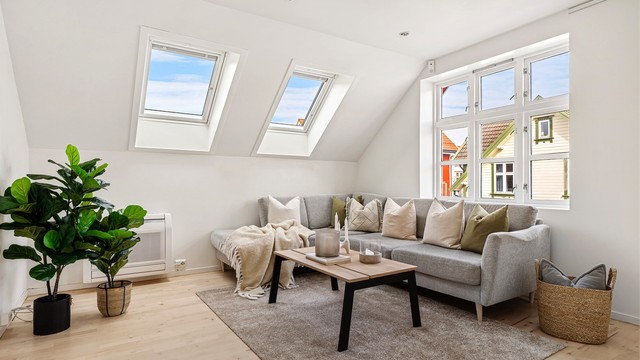 Slipt parkett på gulv, mens vegger og tak er i en lys tidløs farge. Vegger og tak er blitt malt det siste året. Spotter i tak.