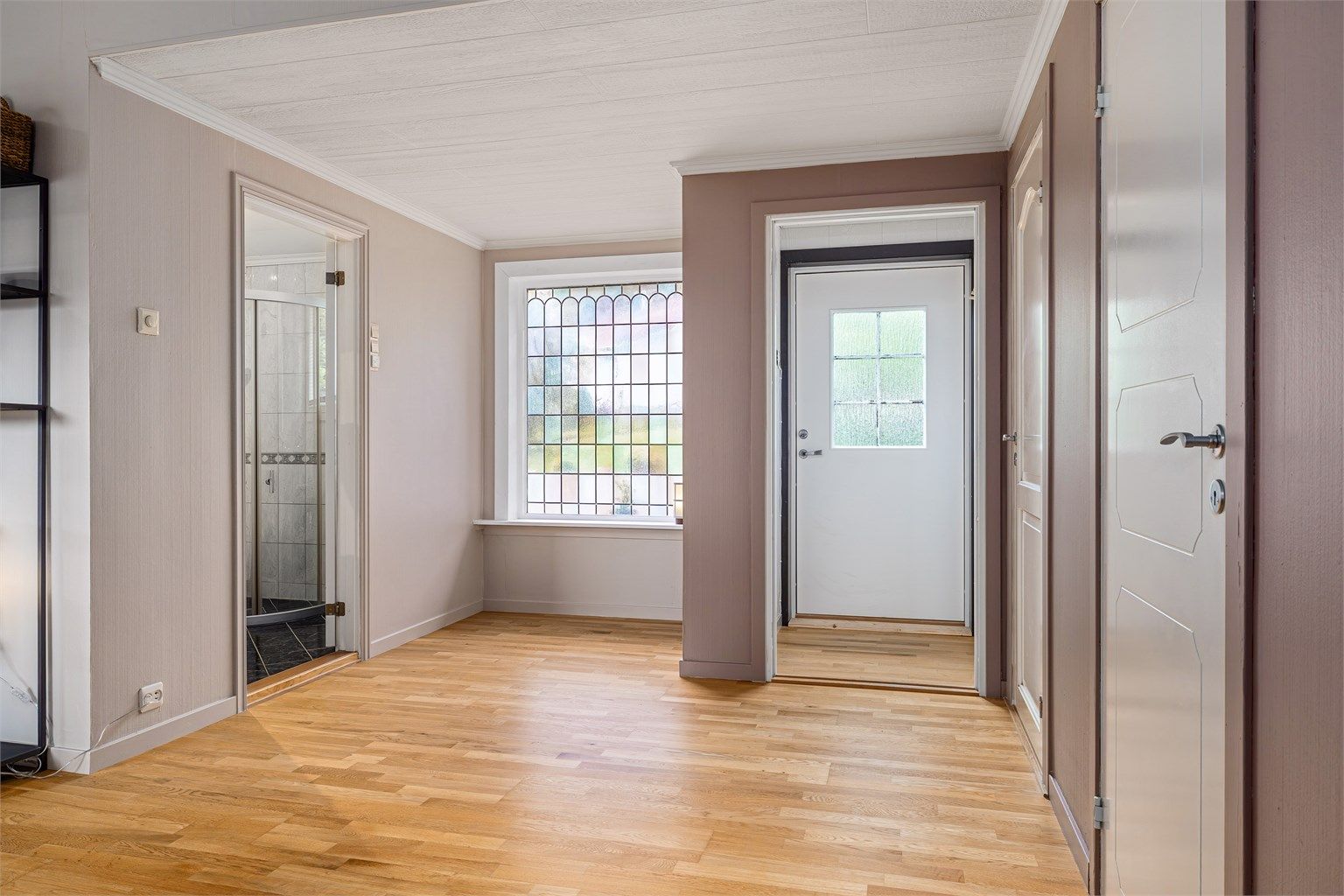 En av boligens to entréer har direkte tilknytning til oppholdsrommene.