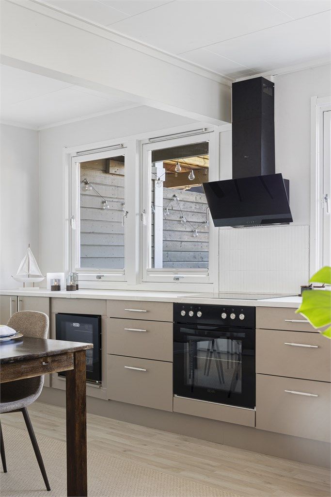 Innredningen har slette fronter, laminatbenkeplate med marmorstil og er utstyrt med vinskap.