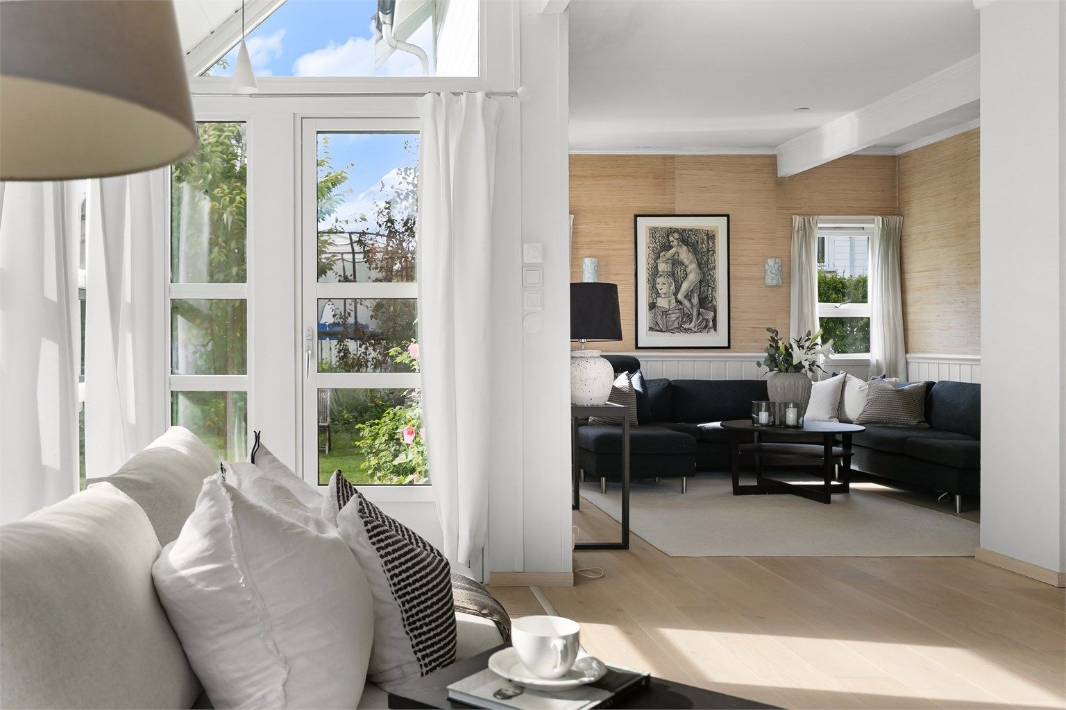 Ny terrassedør med tre-lags glass gir direkte utgang til hagen.
