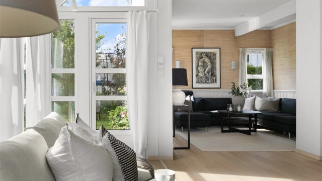 Ny terrassedør med tre-lags glass gir direkte utgang til hagen.
