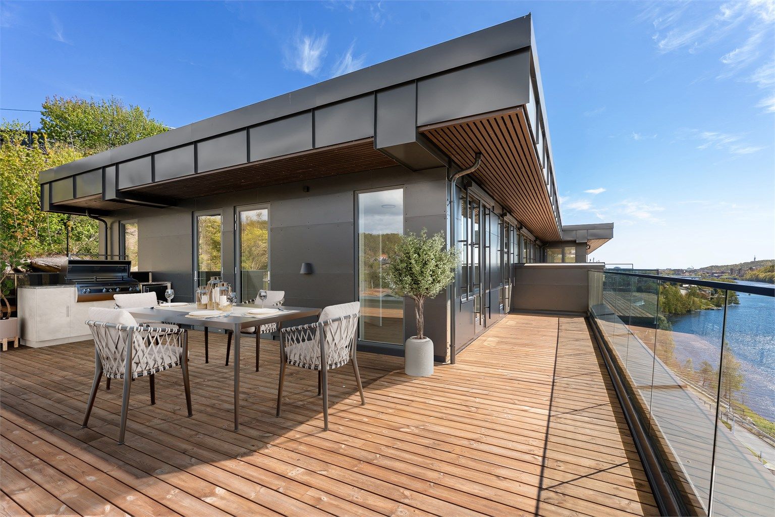 Videre finner du en hyggelig uteplass med egen inngang både fra gang samt hovedsoverom. Her er det plass til bl..a utekjøkken, grill, hagemøbler m.m. (Digital styling, avvik kan forekomme). 