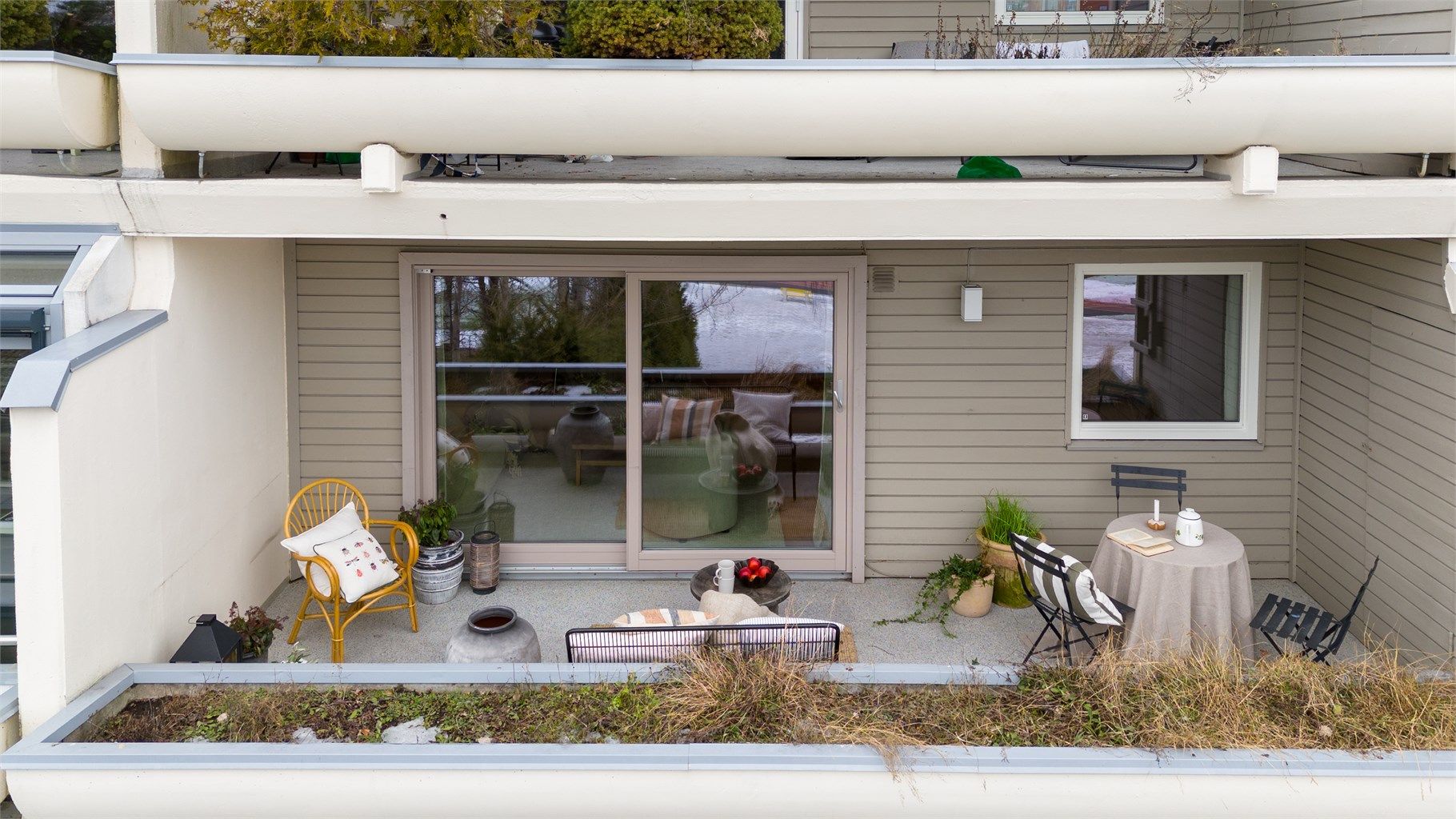 Balkongen har et rekkverk utformet som en blomsterkasse, som gir et frodig preg.