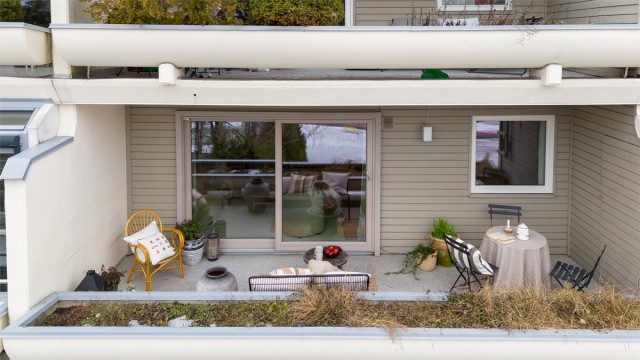 Balkongen har et rekkverk utformet som en blomsterkasse, som gir et frodig preg.