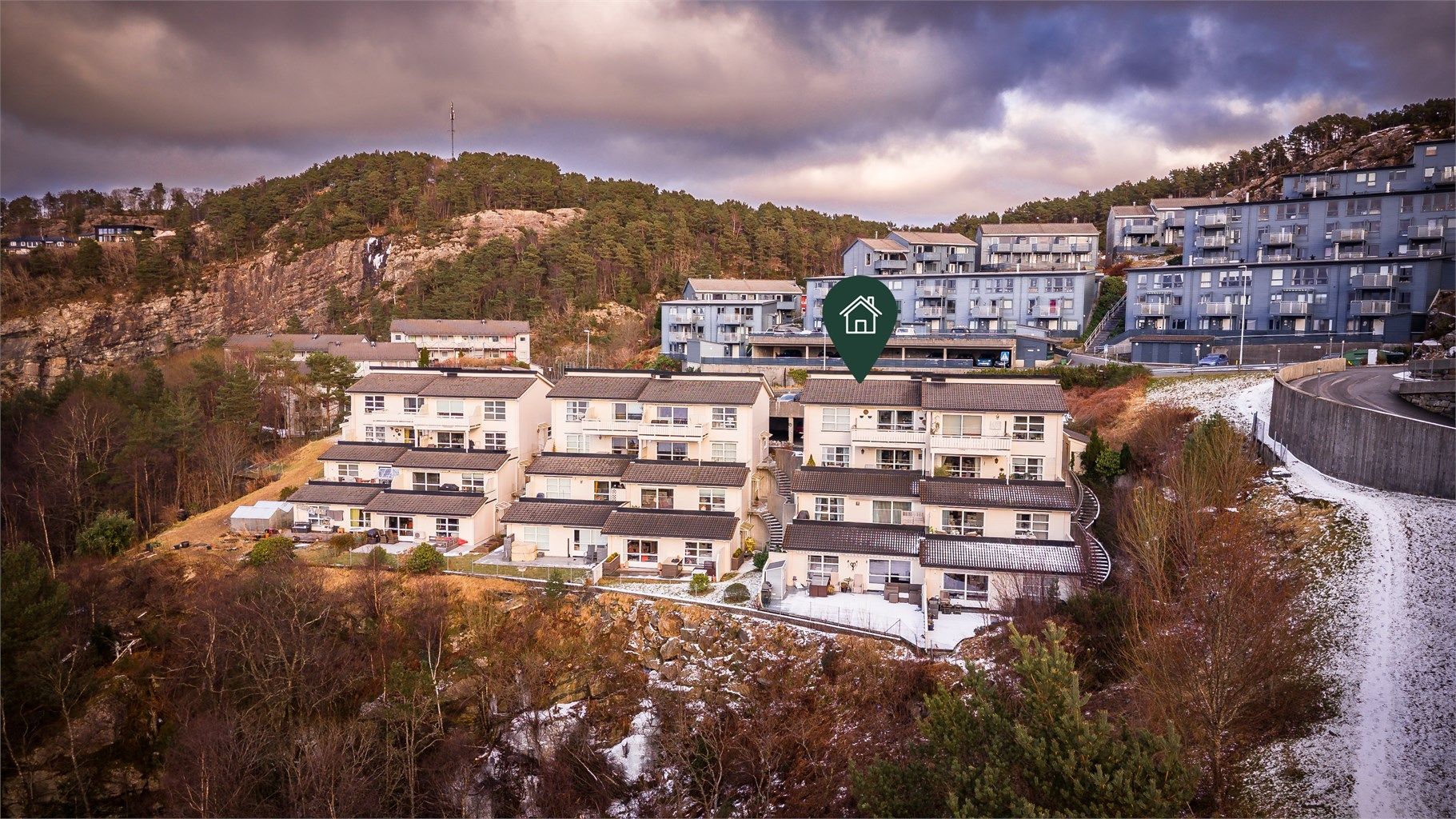 Herlig og fri beliggenhet i 4. etasje med tilkomst fra 3. etasje. Nydelig utsikt og svært gode solforhold.