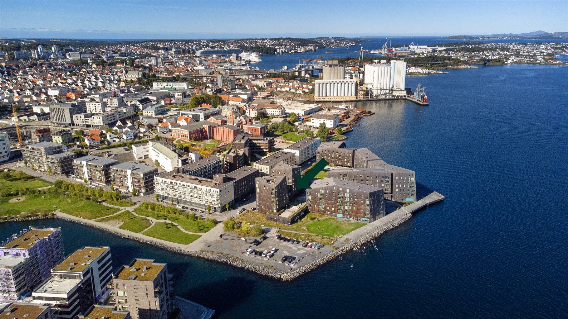 Flott og sentral 3-roms selveier i 1.etg m/rolig beliggenhet, flott sjøutsikt, parkering i garasje m/elbil-lader. Heis. 