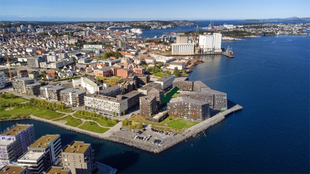 Flott og sentral 3-roms selveier i 1.etg m/rolig beliggenhet, flott sjøutsikt, parkering i garasje m/elbil-lader. Heis.