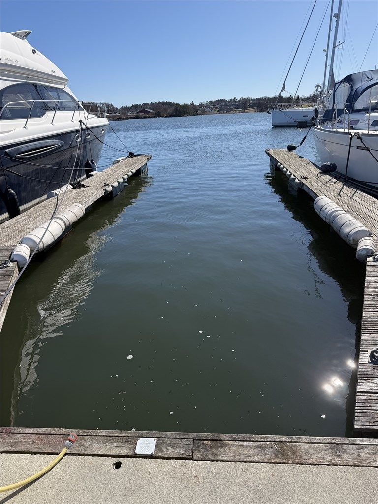 Boligen ligger ca. 150m fra Kalvetangen marina. Selger opplyser at det er mulighet for kjøp av en båtplass (plass nr. A72), plassen er på 5 meter bredde. 