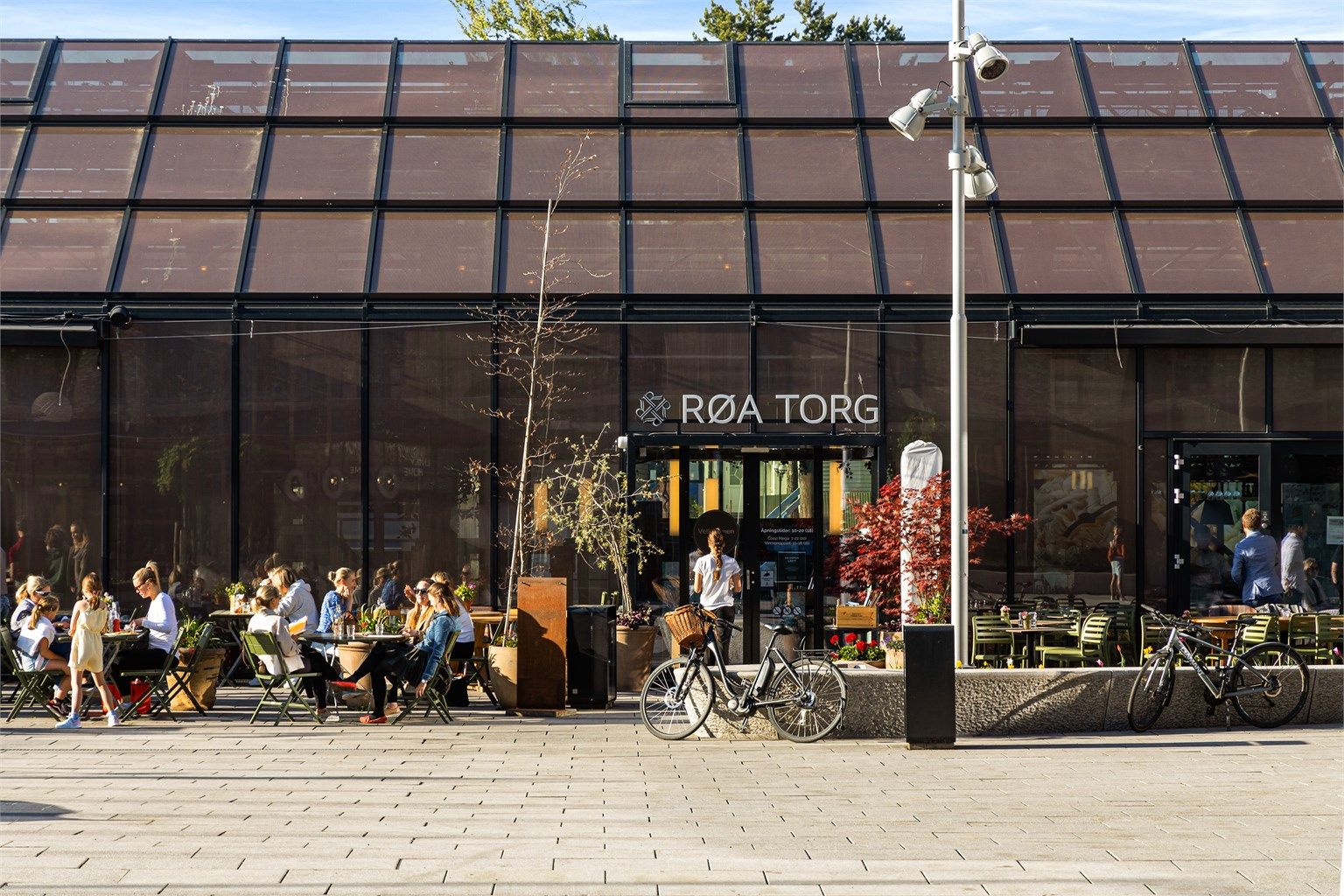 Det er kort vei til servicetilbud på blant annet Røa, med butikker, vinmonopol og spisesteder.