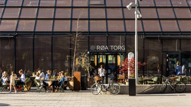 Det er kort vei til servicetilbud på blant annet Røa, med butikker, vinmonopol og spisesteder.