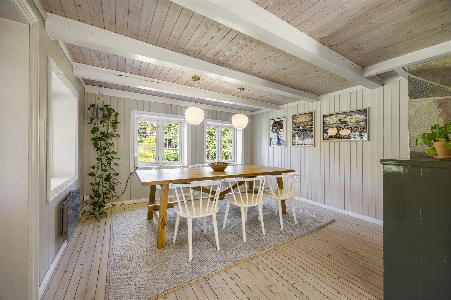 Spisestuen har god plass til langbord for sosiale sammenkomster.