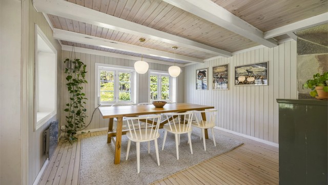 Spisestuen har god plass til langbord for sosiale sammenkomster.