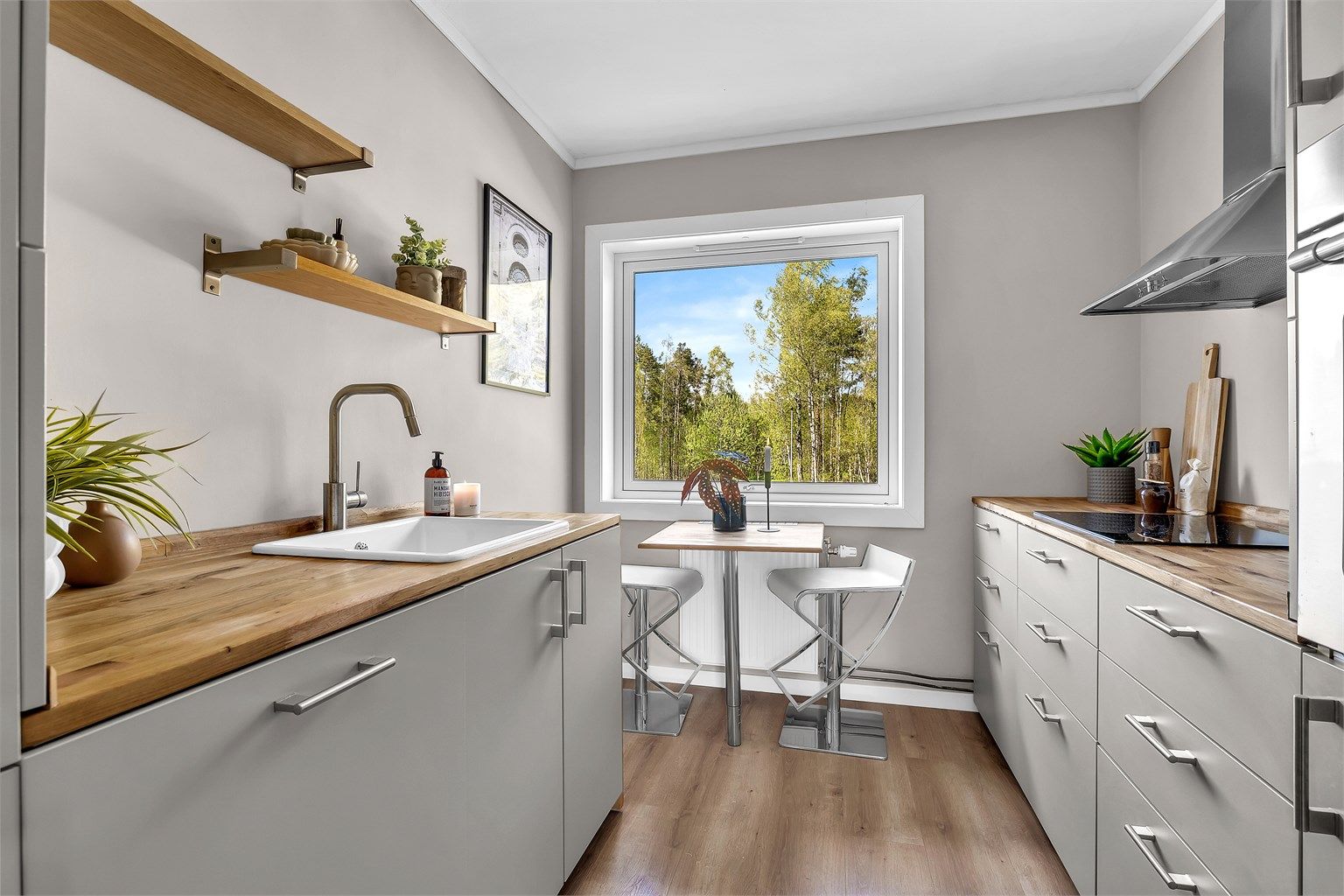 Her er det godt med skap- og benkeplass. Praktisk barløsning er plassert ved vinduet. 