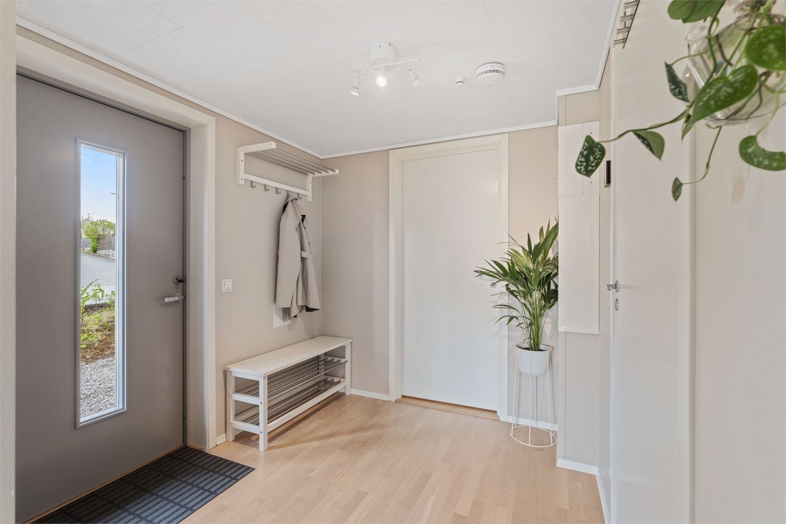 Entré med plass til oppbevaring av yttertøy og sko.