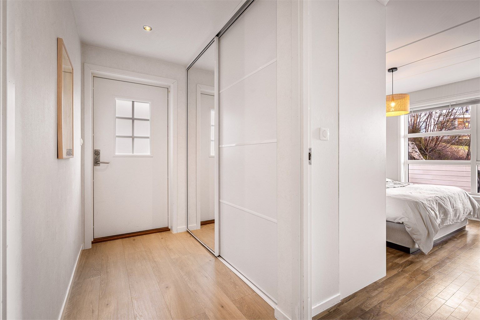 - Det er god skyvedørsgarderobe i entréen. I tillegg til garderoben som er vist på bilde er det en garderobe til innerst i gangen. -