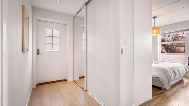 - Det er god skyvedørsgarderobe i entréen. I tillegg til garderoben som er vist på bilde er det en garderobe til innerst i gangen. -