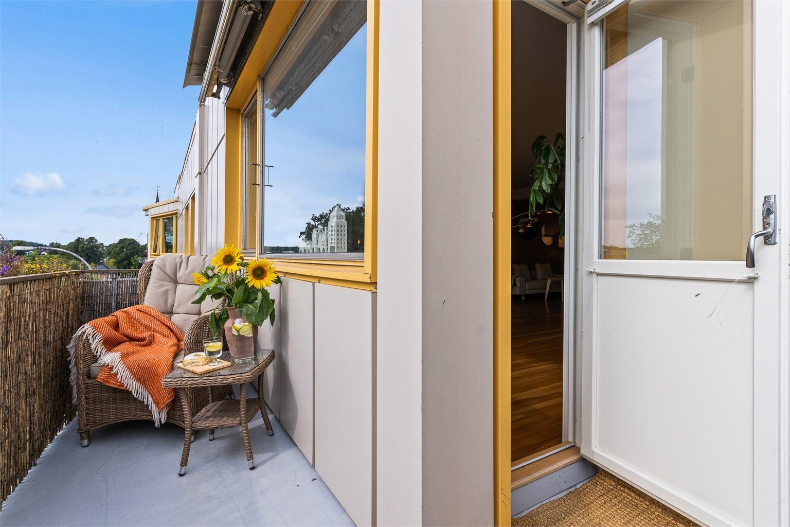 Leiligheten har balkong på begge sider som gir mulighet til å tilpasse etter vær og vind samt solens gang gjennom dagen.