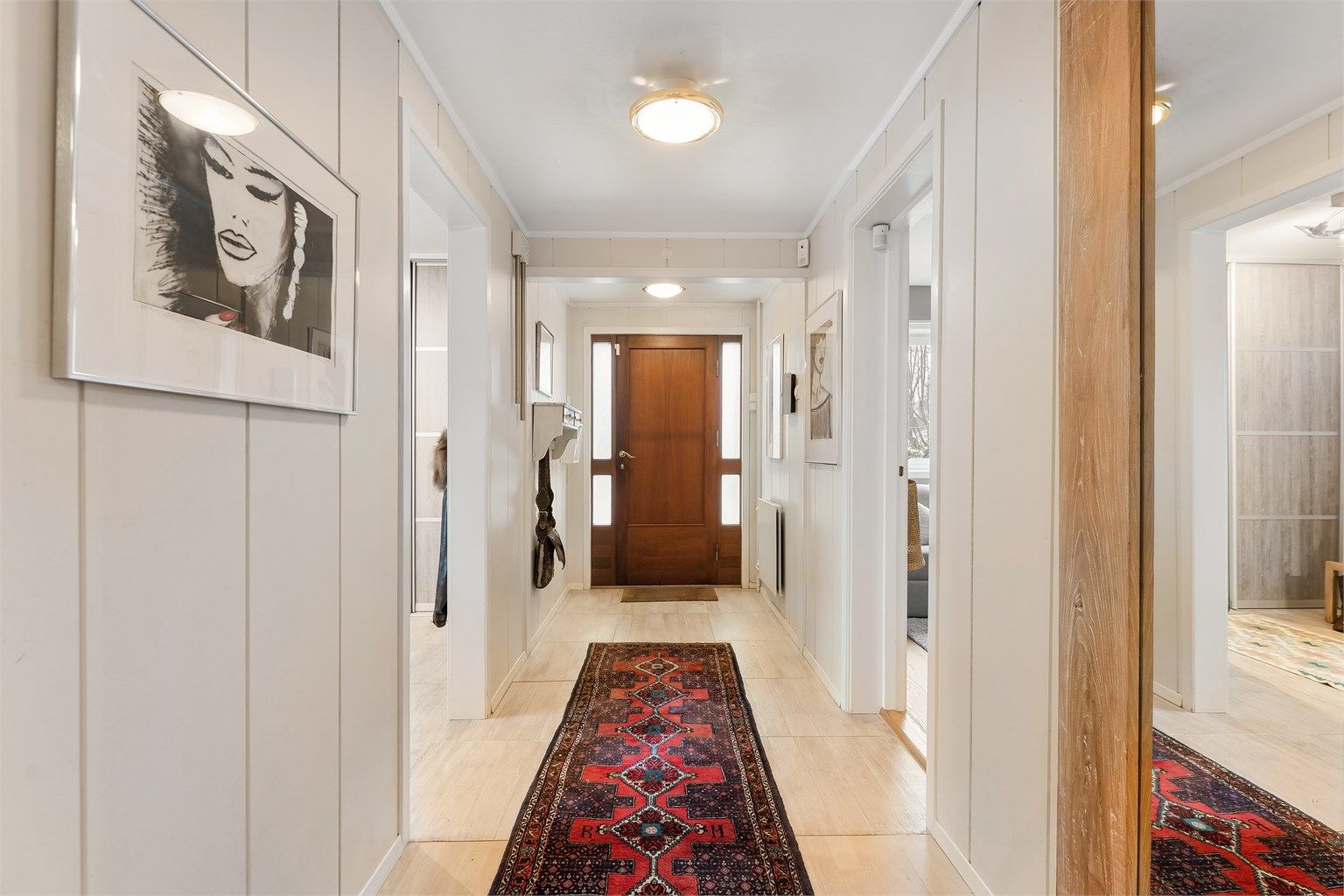 En lys og innbydende gang binder sammen de ulike delene av første etasje.