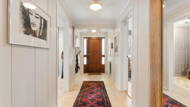 En lys og innbydende gang binder sammen de ulike delene av første etasje.