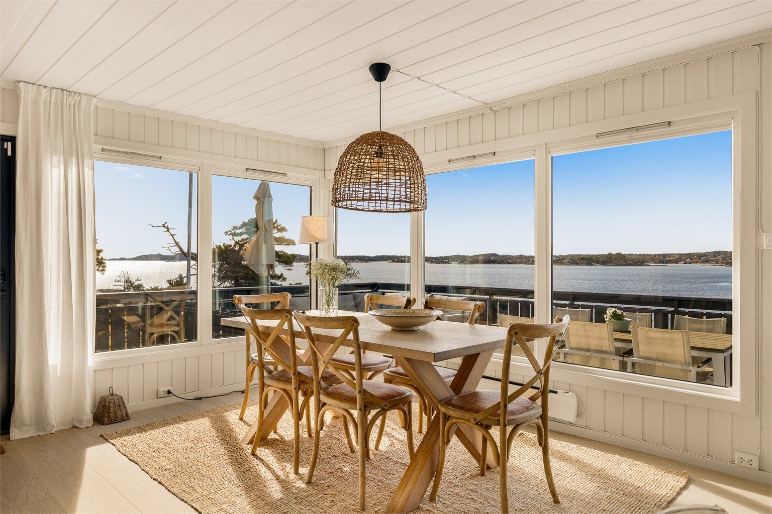 Utsikten er like flott inne som ute. De store vindusflatene i stuen og spisestuen sørger for en lys og trivelig romfølelse.