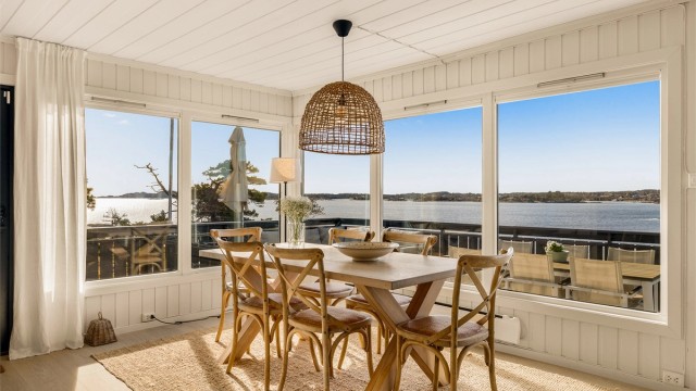 Utsikten er like flott inne som ute. De store vindusflatene i stuen og spisestuen sørger for en lys og trivelig romfølelse.
