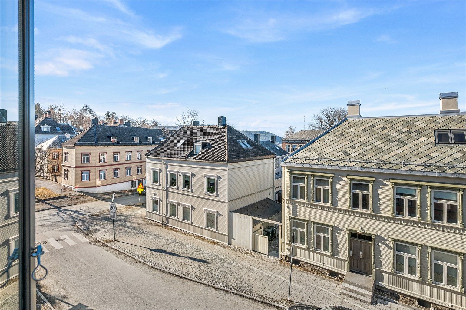 Eiendommen ligger svært sentralt plassert i et ettertraktet boområde på Møllenberg østre. Her har du direkte nærhet til "alt" Solsiden og Midtbyen har å by på. 