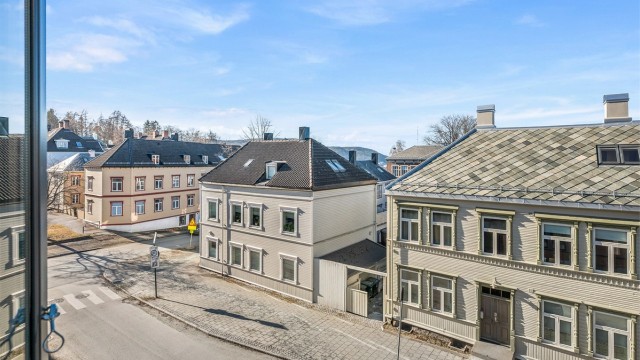 Eiendommen ligger svært sentralt plassert i et ettertraktet boområde på Møllenberg østre. Her har du direkte nærhet til "alt" Solsiden og Midtbyen har å by på.