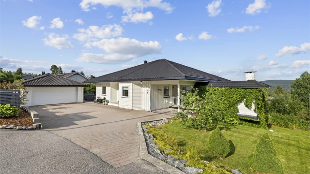 Innholdsrik familiebolig på solrik tomt med flott utsikt og godt naboskap.