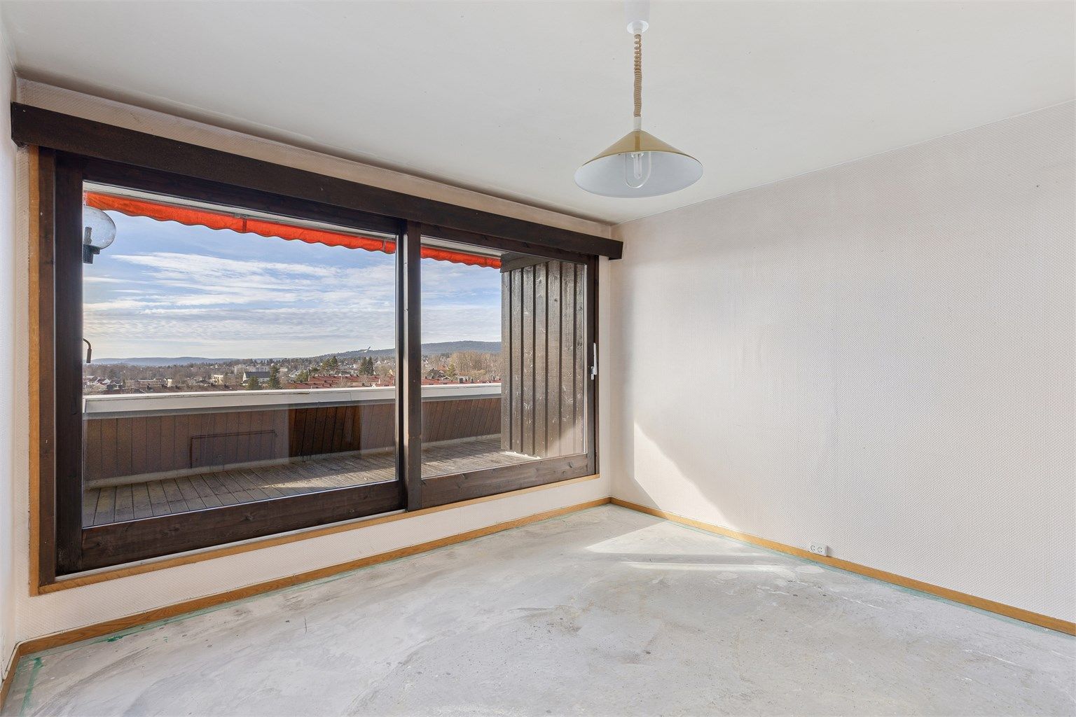 Fra hovedsoverommet er det også utgang til en herlig terrasse på 11 kvm. De store vindusflatene gir et nydelig naturlig lys til rommet. Ny terrassedør er planlagt og skal bestilles snarlig