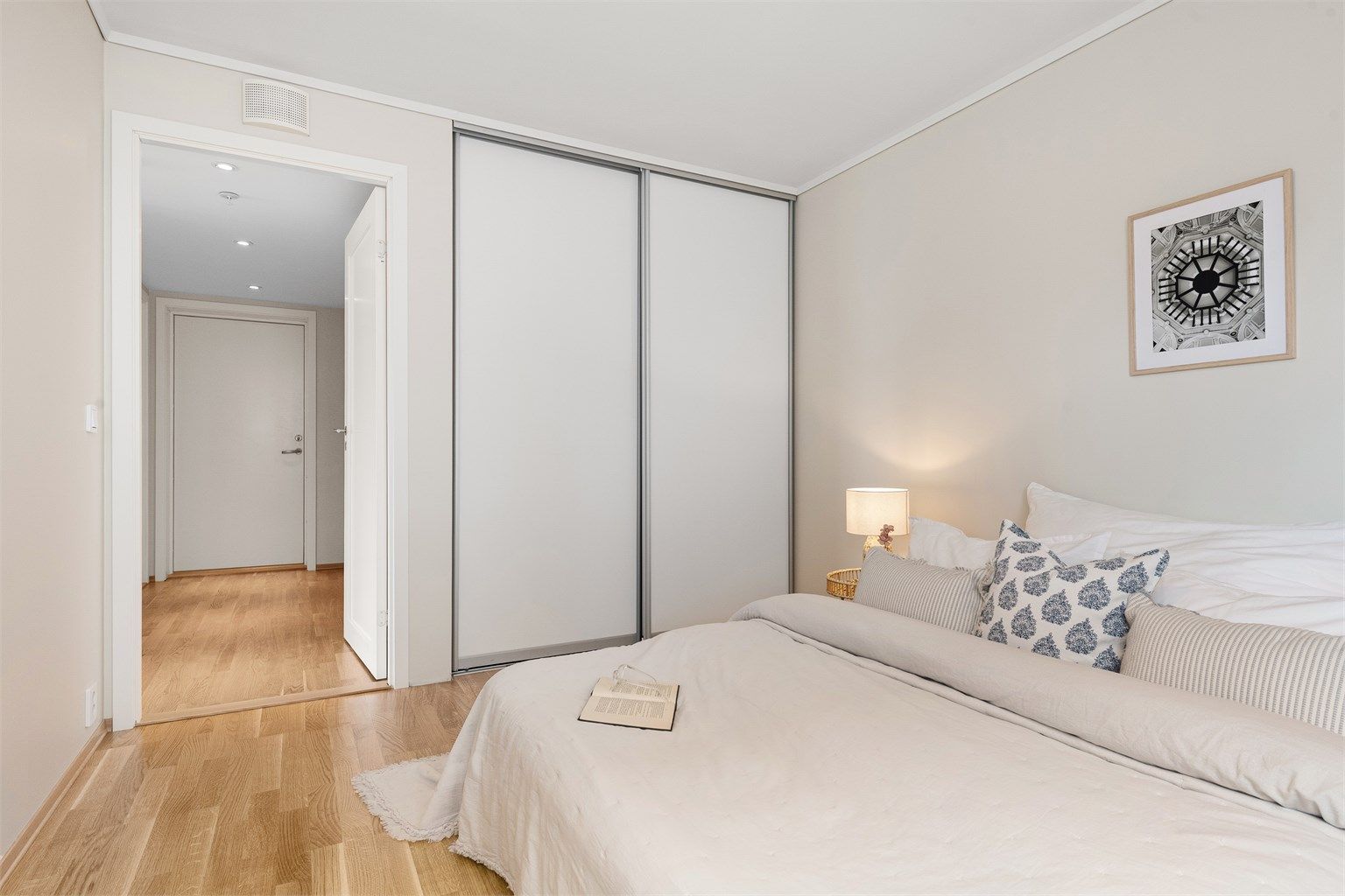En romslig skyvedørsgarderobe gir rikelig med oppbevaringsplass.