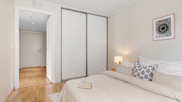 En romslig skyvedørsgarderobe gir rikelig med oppbevaringsplass.