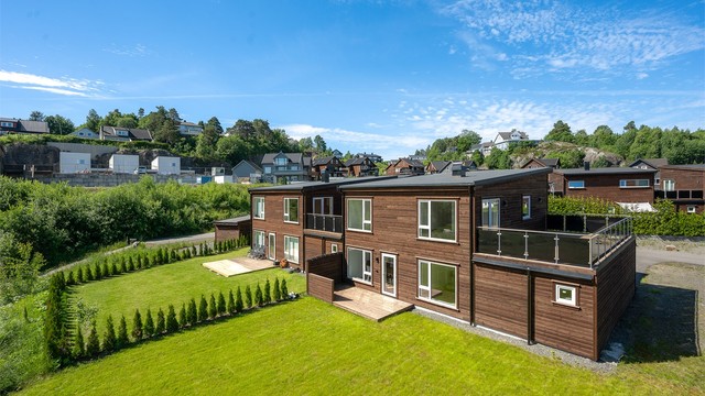 Boligen er en del av et nyere boligområde. Tomten er opparbeidet med stort plenareal og terrasse med levegg
